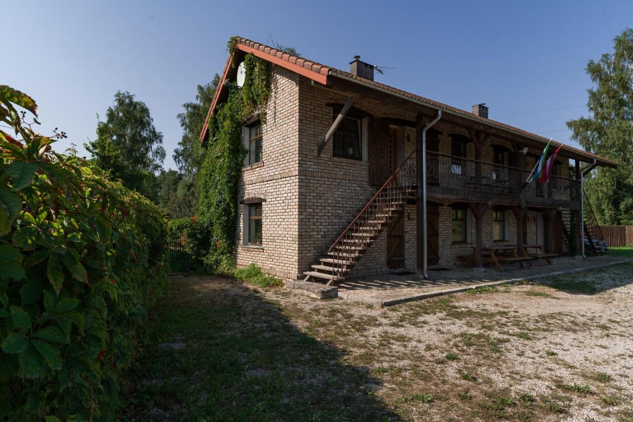 Cerpas Hotel Medemciems Екстериор снимка